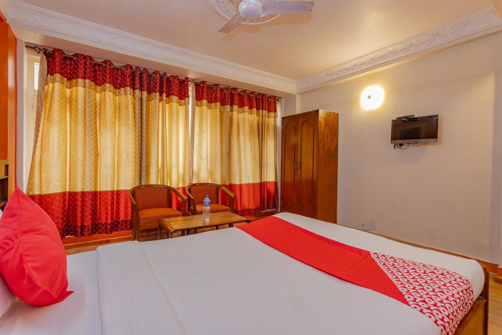 Oyo 795 Hotel Holiday Inn كاتماندو المظهر الخارجي الصورة