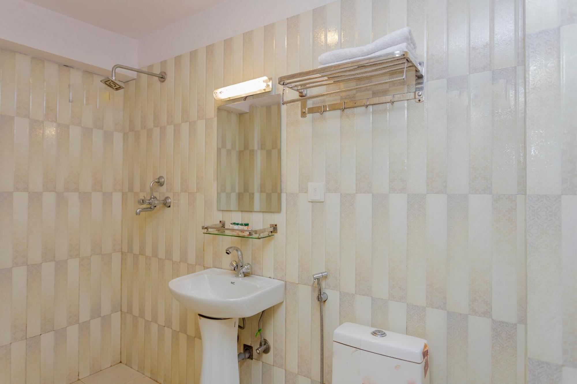 Oyo 795 Hotel Holiday Inn كاتماندو المظهر الخارجي الصورة