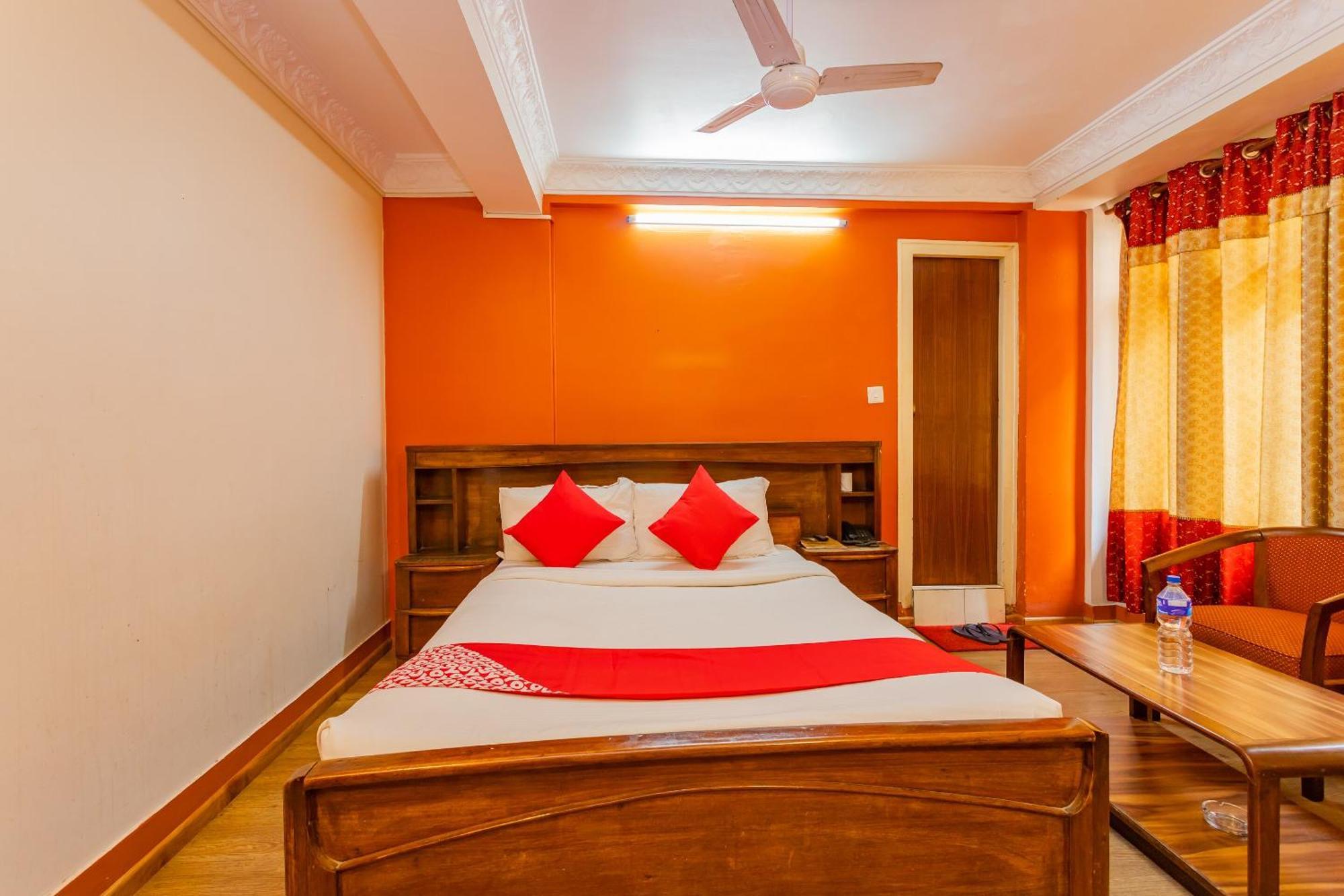 Oyo 795 Hotel Holiday Inn كاتماندو المظهر الخارجي الصورة